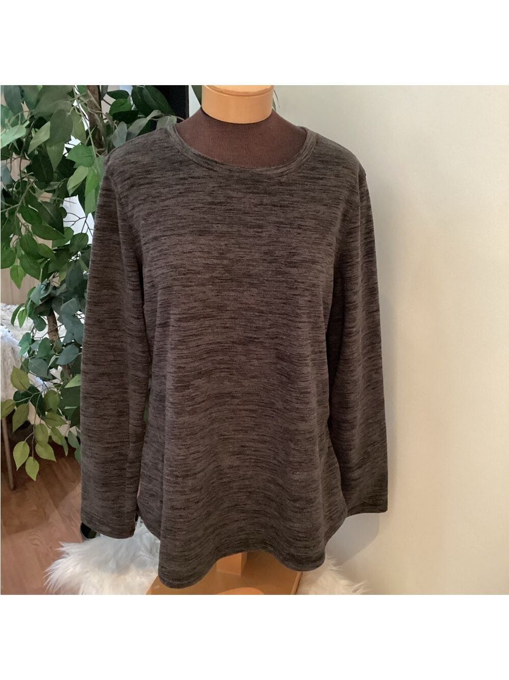 Tek Gear pullover gray and black fleece sweatshirt Woman’s size XL